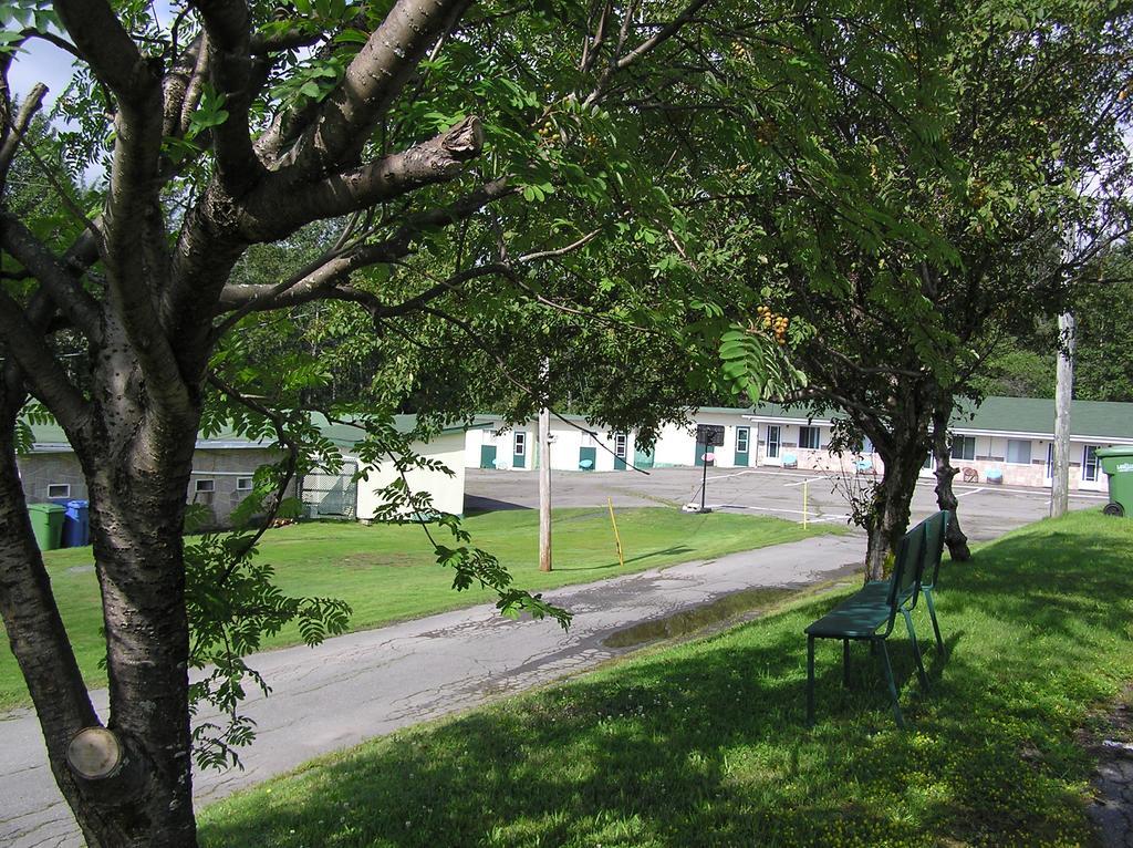 La Roma Motel Edmundston Exterior photo