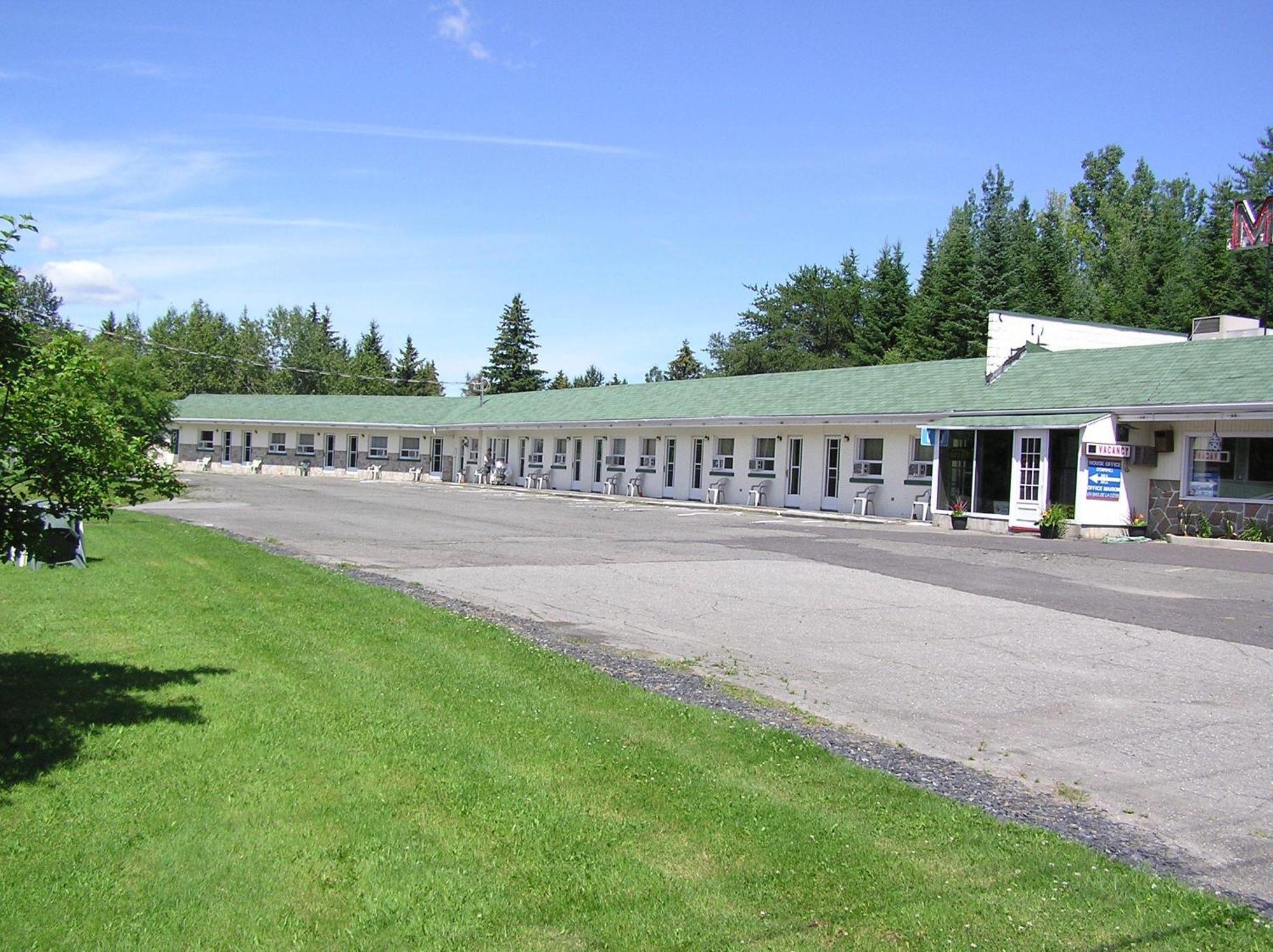 La Roma Motel Edmundston Exterior photo