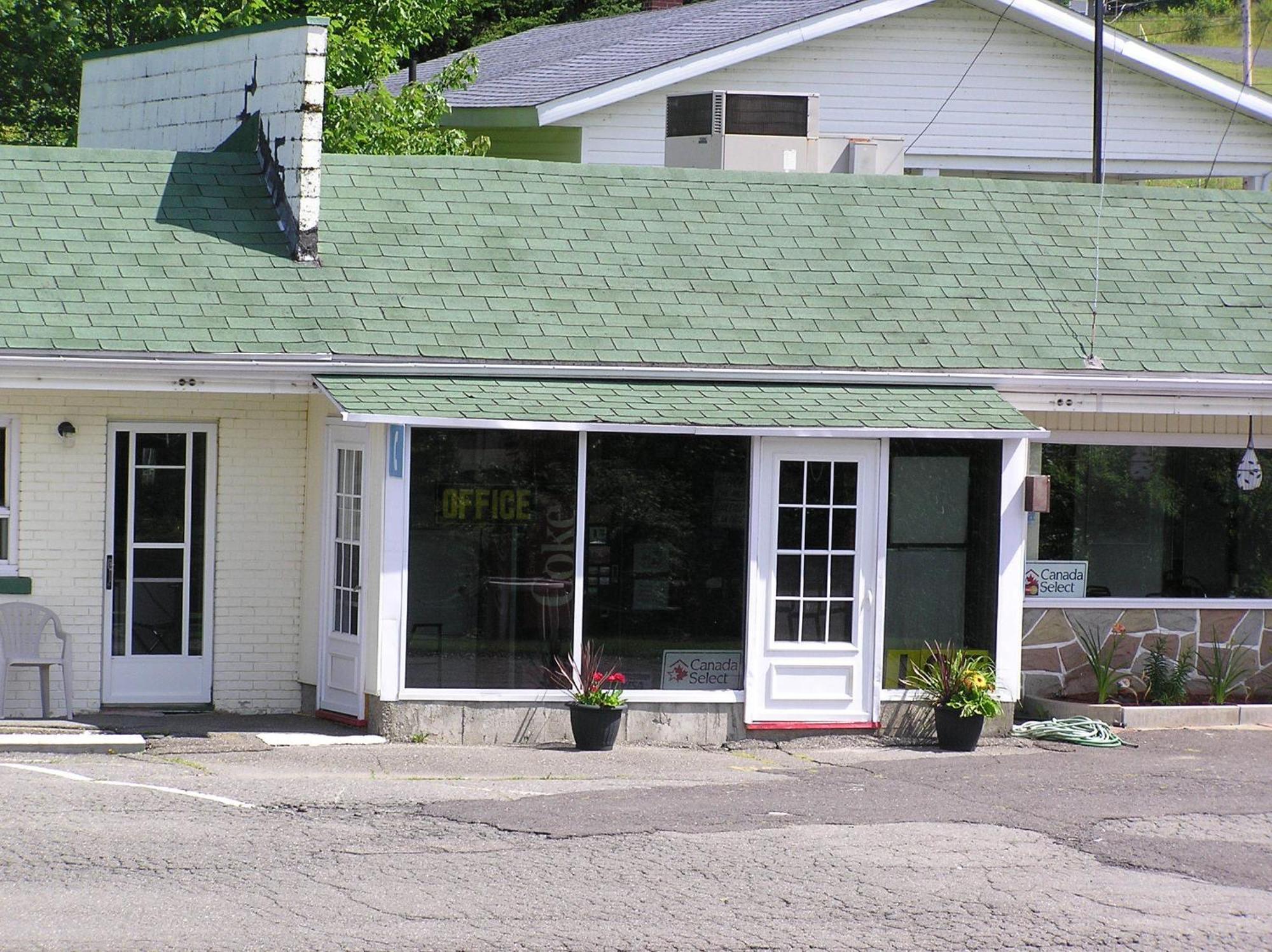 La Roma Motel Edmundston Exterior photo